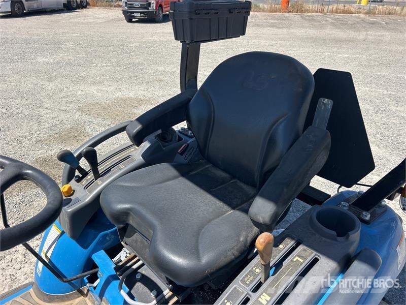 LS MT225SH 4WD Utility Tractor Kompaktie traktori