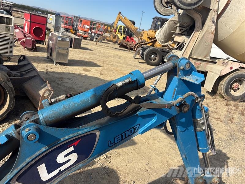 LS Mtron LSMT125 Utility Tractor Compact tractors