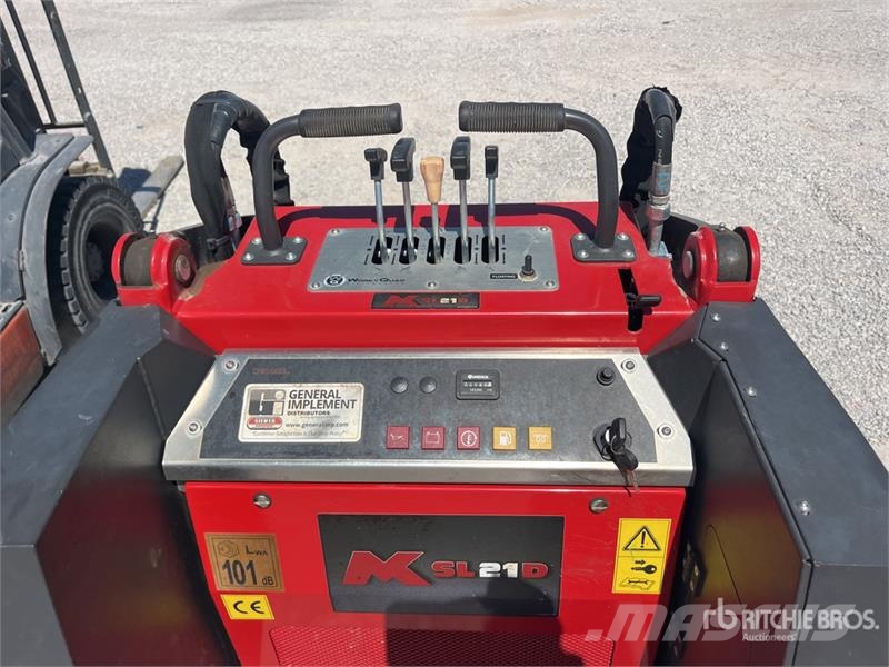 M.K. Martin SL21D Mini Stand On Compact Track Loader Minicarregadeiras