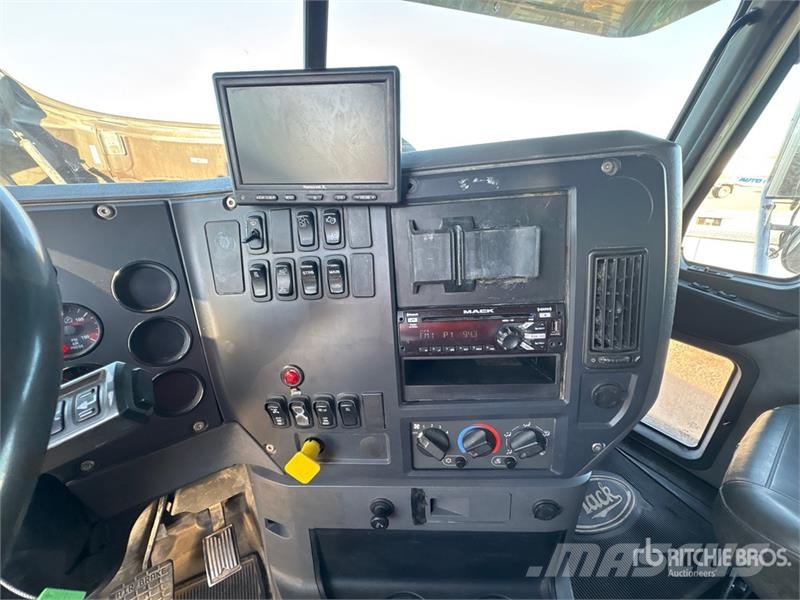 Mack 4500 L 6x4 Fuel and Lube Truck Tovornjaki cisterne