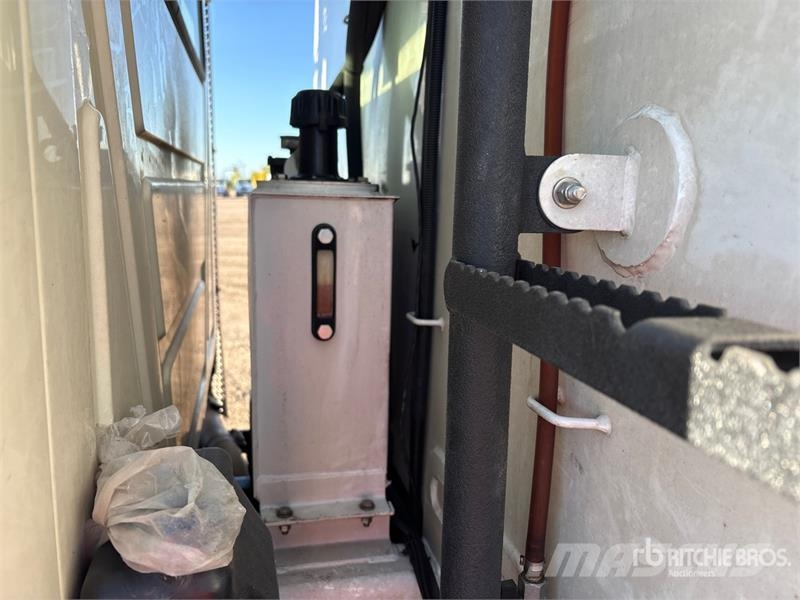 Mack 4500 L 6x4 Fuel and Lube Truck Tovornjaki cisterne