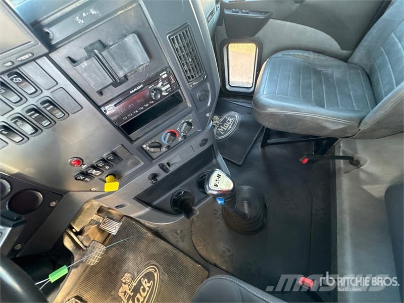Mack 4500 L 6x4 Fuel and Lube Truck Tovornjaki cisterne