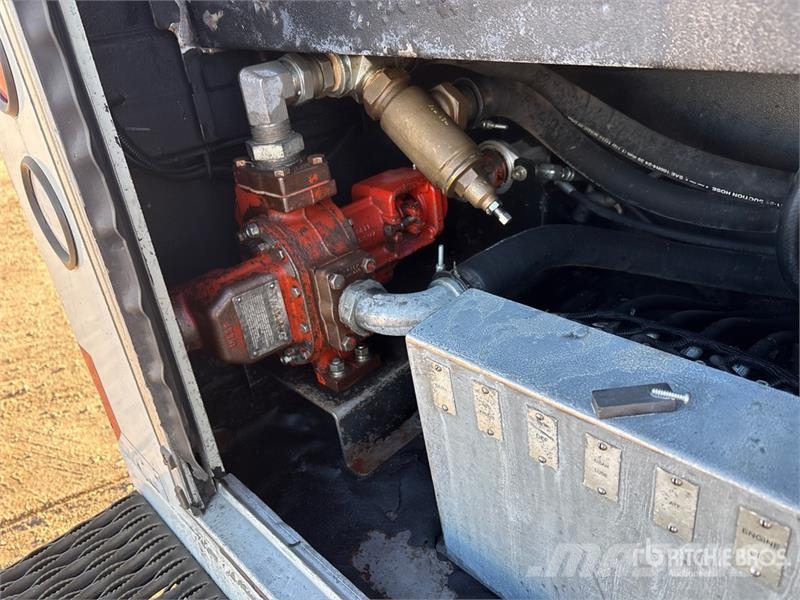 Mack 4500 L 6x4 Fuel and Lube Truck Tovornjaki cisterne
