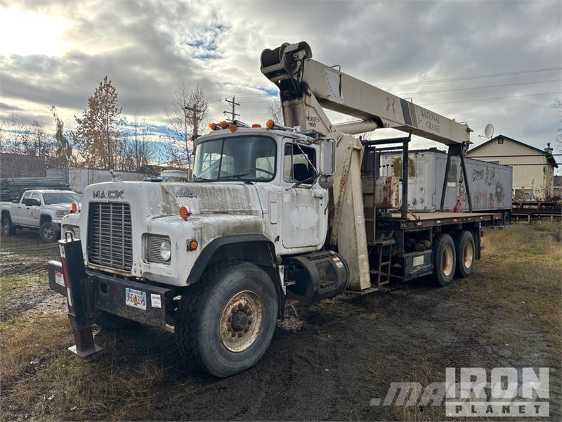 Mack 990 46000 lb Straight Boom on Mack RD690S 6x4 Boom Tovornjaki z žerjavom