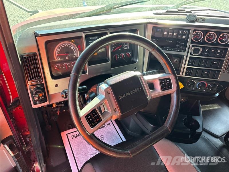 Mack AN64T 6x4 T/A Sleeper Truck Tractor Tegljači