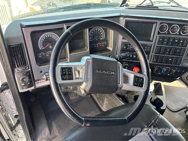 Mack AN64T 6x4 T/A Sleeper Truck Tractor Autotractoare