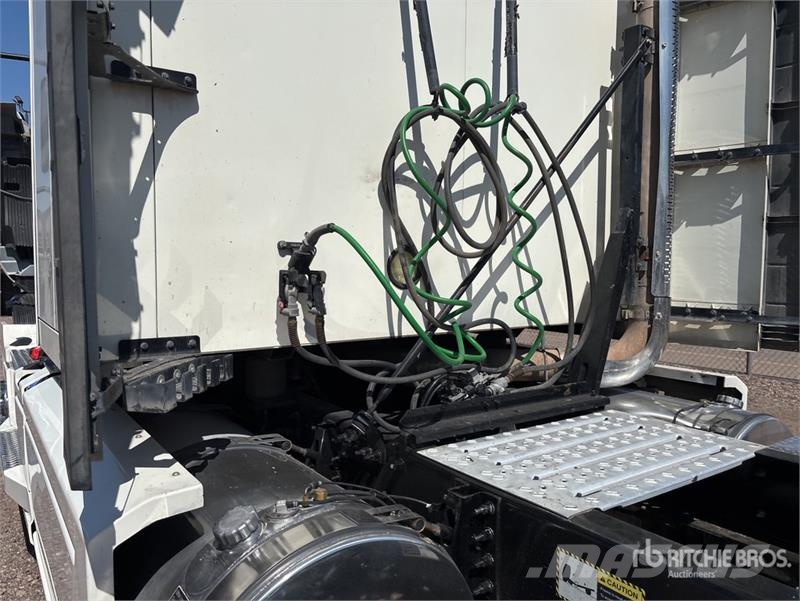 Mack AN64T 6x4 T/A Sleeper Truck Tractor Tracteur routier