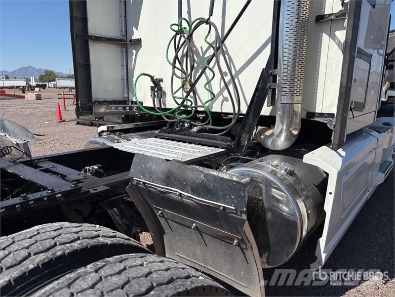 Mack AN64T 6x4 T/A Sleeper Truck Tractor Tracteur routier