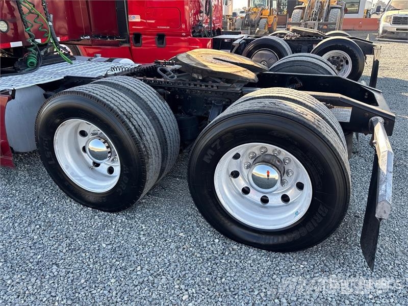 Mack AN64T 6x4 T/A Sleeper Truck Tractor Tegljači