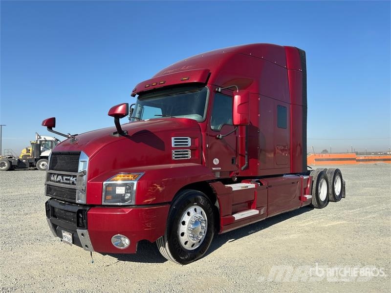 Mack AN64T 6x4 T/A Sleeper Truck Tractor Tegljači