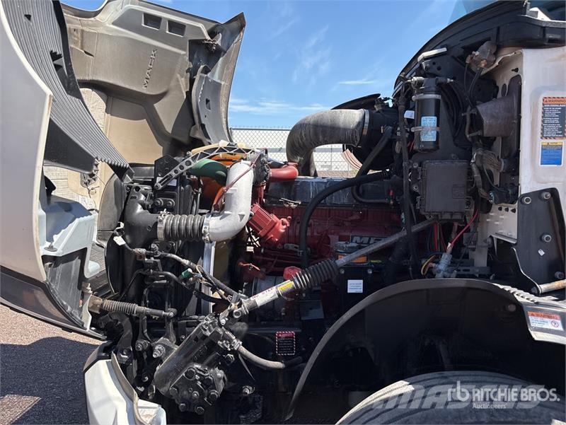 Mack AN64T 6x4 T/A Sleeper Truck Tractor Tracteur routier