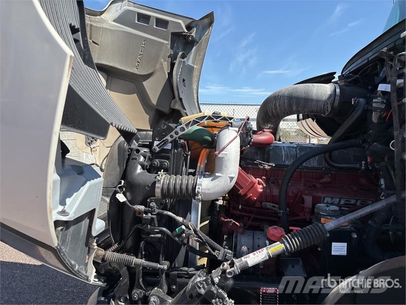 Mack AN64T 6x4 T/A Sleeper Truck Tractor Tracteur routier