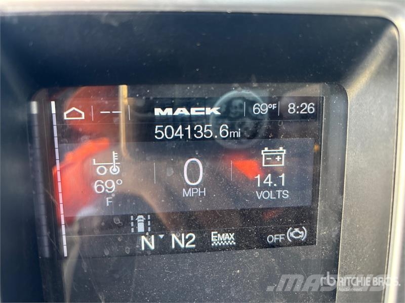 Mack AN64T 6x4 T/A Sleeper Truck Tractor Autotractoare