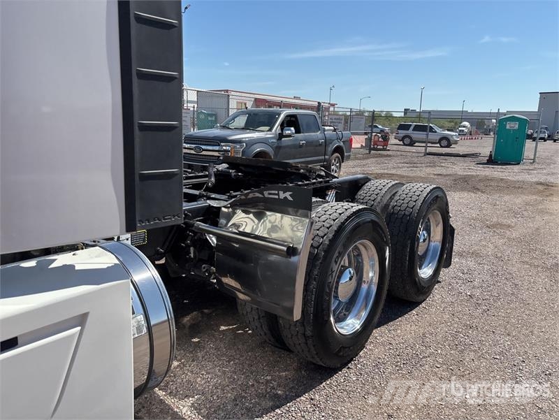 Mack AN64T 6x4 T/A Sleeper Truck Tractor Tracteur routier