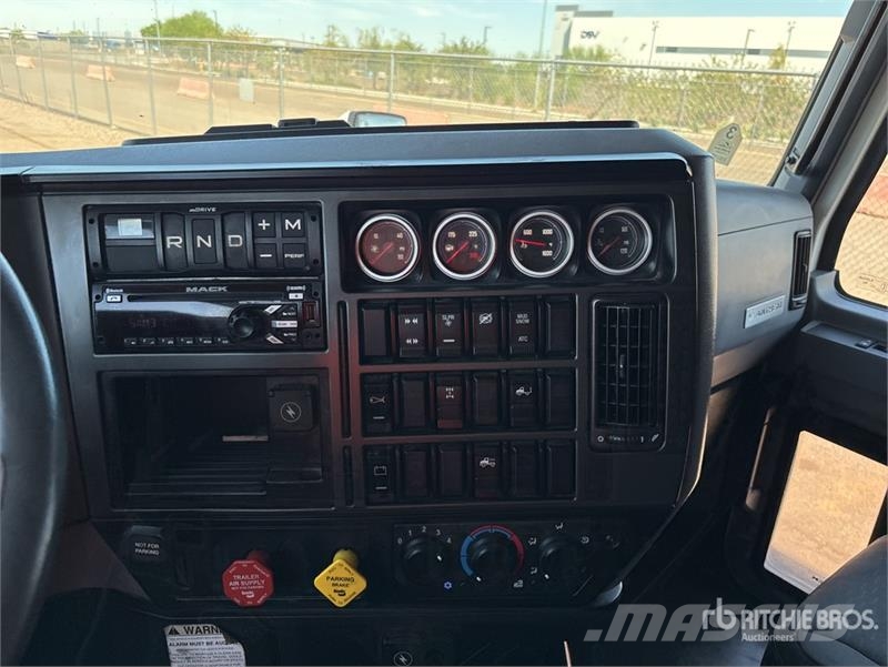 Mack AN64T 6x4 T/A Sleeper Truck Tractor Tracteur routier