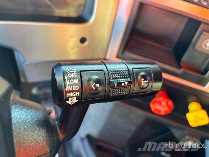 Mack AN64T 6x4 T/A Sleeper Truck Tractor Tegljači