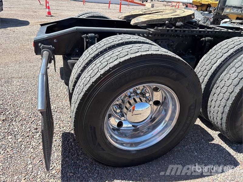 Mack AN64T 6x4 T/A Sleeper Truck Tractor Tracteur routier