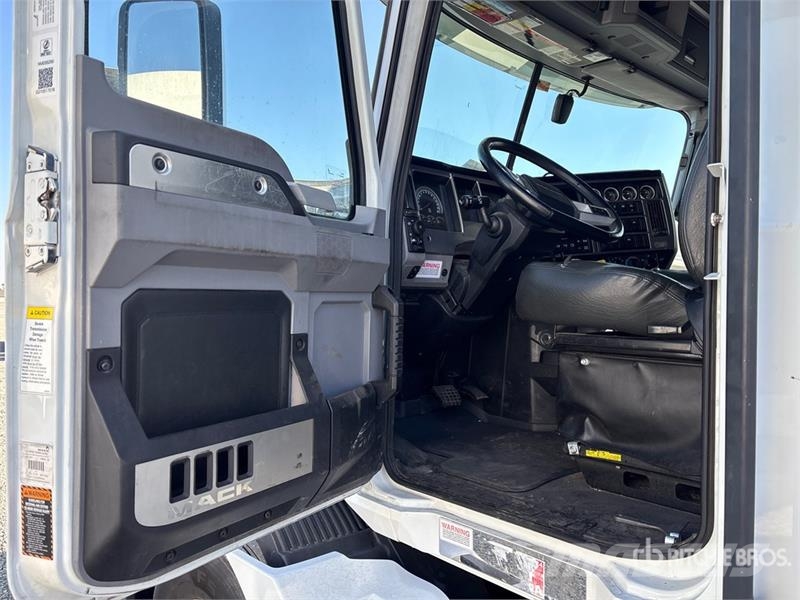 Mack AN64T 6x4 T/A Sleeper Truck Tractor Autotractoare