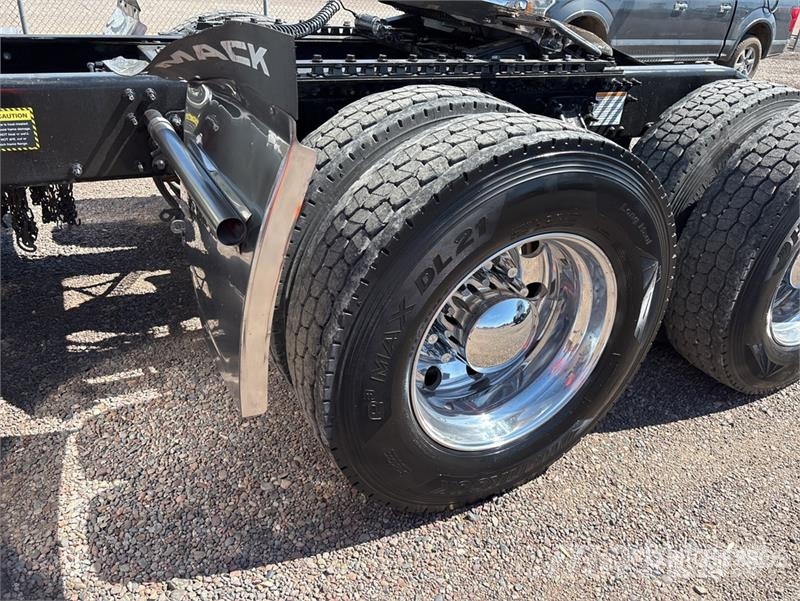 Mack AN64T 6x4 T/A Sleeper Truck Tractor Tracteur routier