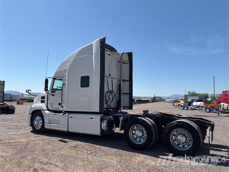 Mack AN64T 6x4 T/A Sleeper Truck Tractor Tracteur routier