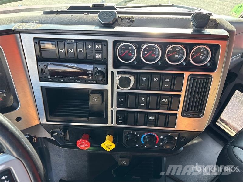 Mack AN64T 6x4 T/A Sleeper Truck Tractor Tegljači