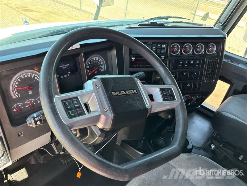 Mack AN64T 6x4 T/A Sleeper Truck Tractor Tracteur routier