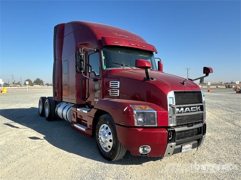 Mack AN64T 6x4 T/A Sleeper Truck Tractor Tegljači