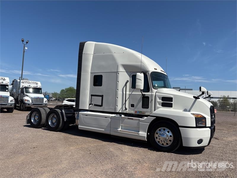 Mack AN64T 6x4 T/A Sleeper Truck Tractor Tracteur routier