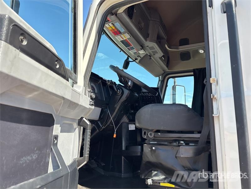 Mack AN64T 6x4 T/A Sleeper Truck Tractor Tracteur routier