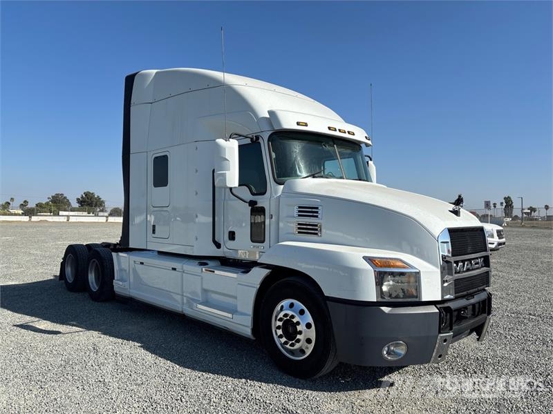 Mack AN64T 6x4 T/A Sleeper Truck Tractor Autotractoare
