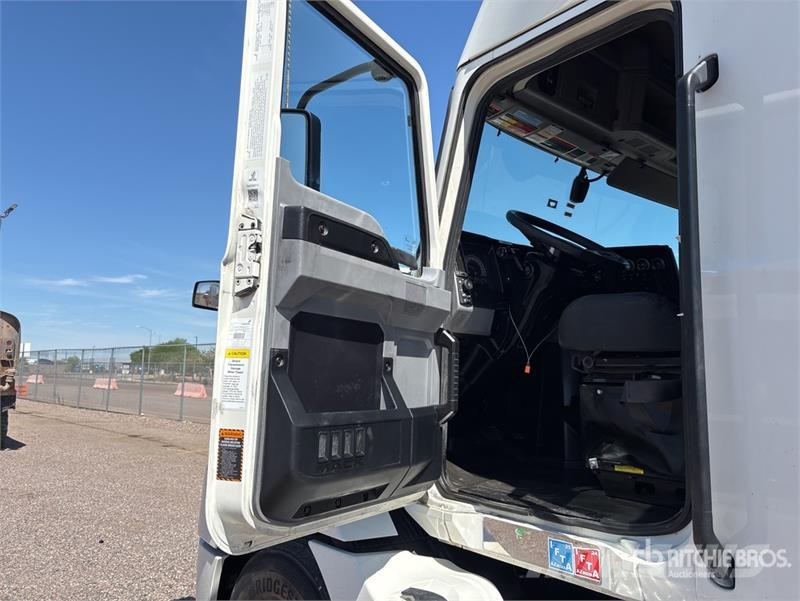 Mack AN64T 6x4 T/A Sleeper Truck Tractor Tracteur routier