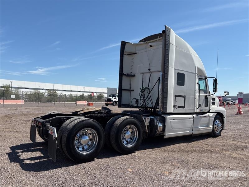 Mack AN64T 6x4 T/A Sleeper Truck Tractor Tracteur routier
