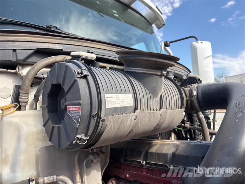 Mack Anthem 6x4 T/A Sleeper Truck Tractor Vlačilci