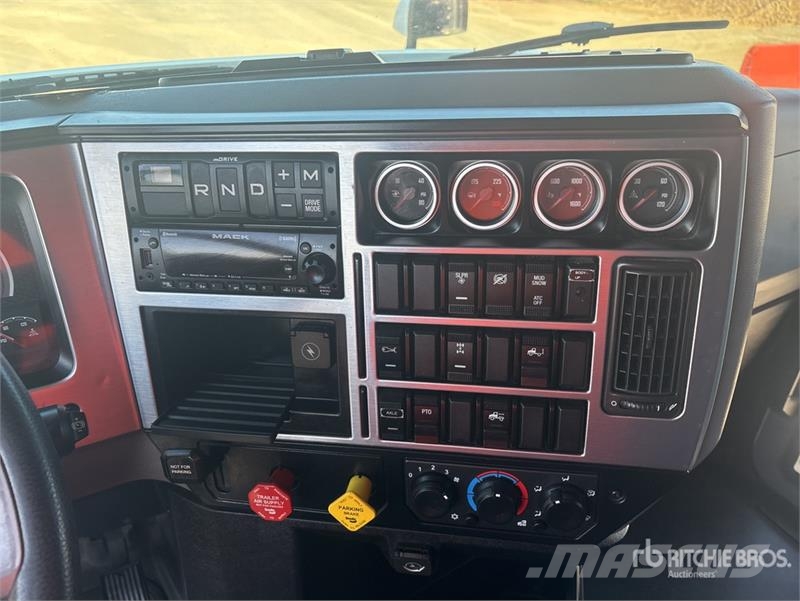 Mack Anthem 6x4 T/A Sleeper Truck Tractor Vlačilci