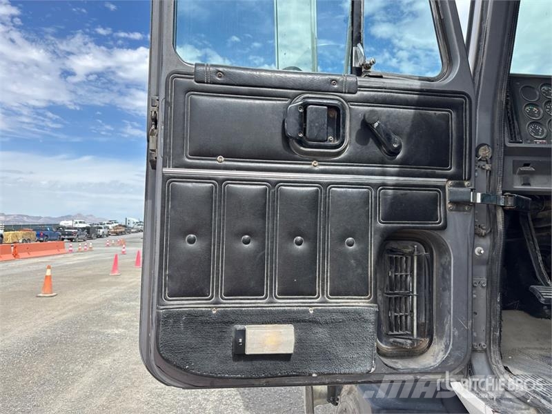 Mack CH613 Autotractoare