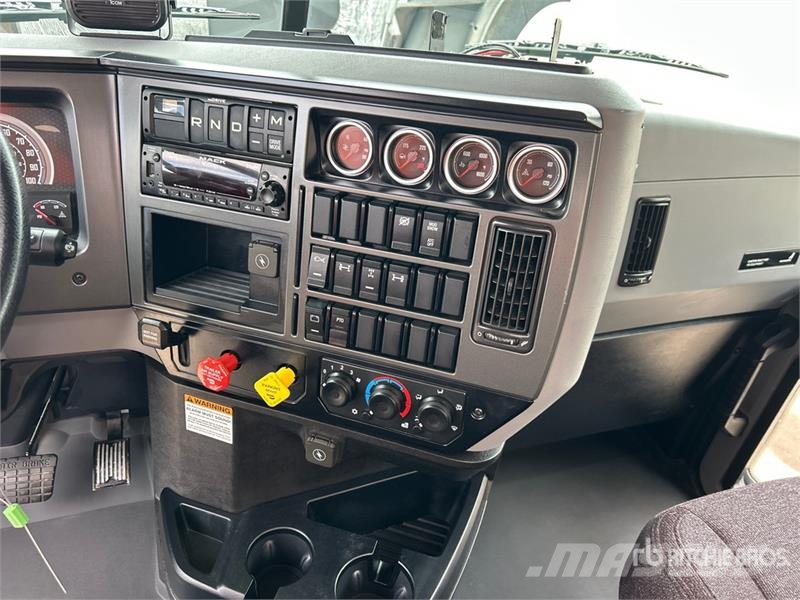 Mack GR64FT 6x4 Granite Roll-Off Truck Kravas automašinas konteineru vedeji