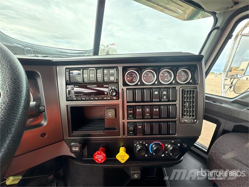 Mack GR64FT 6x4 Heavy Haul Roll-Off Truck Komunalni tovornjaki
