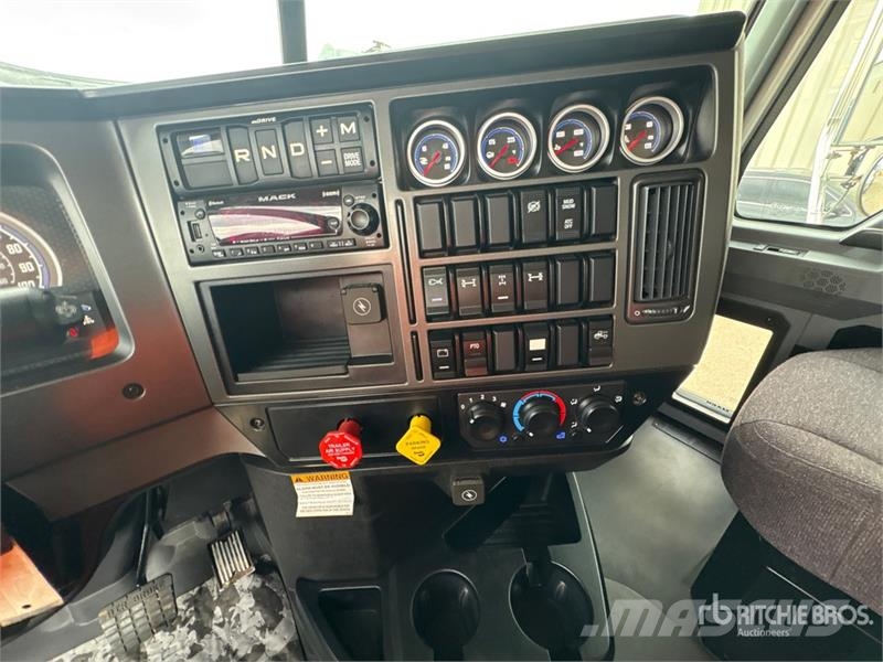 Mack GR64FT 6x4 Heavy Haul T/A Day Cab Truck Tractor 曳引機組件