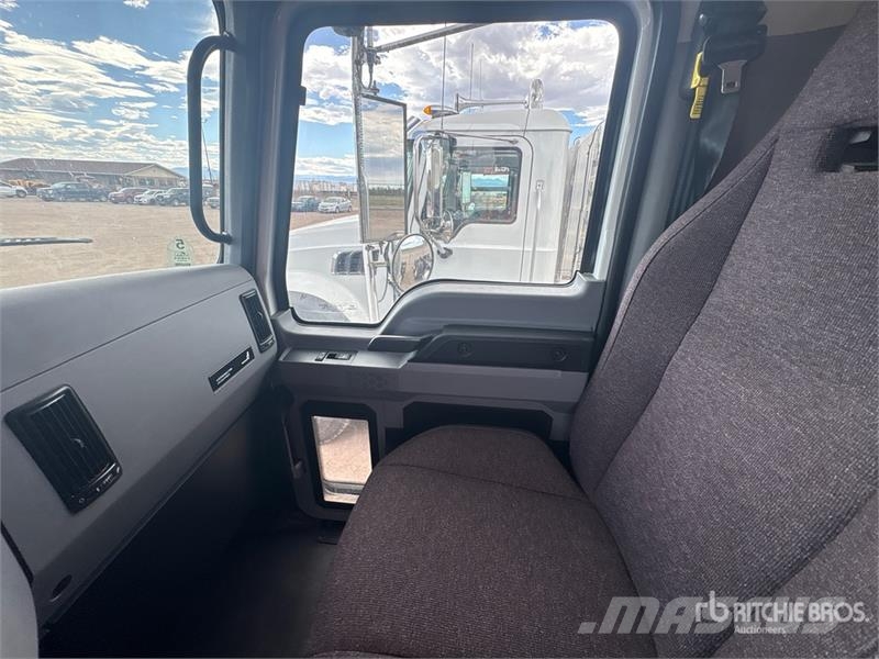Mack GR64FT 6x4 T/A Day Cab Truck Tractor وحدات الجر