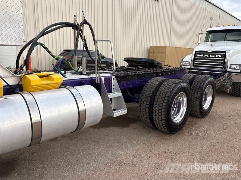 Mack GR64FT 6x4 T/A Day Cab Truck Tractor وحدات الجر