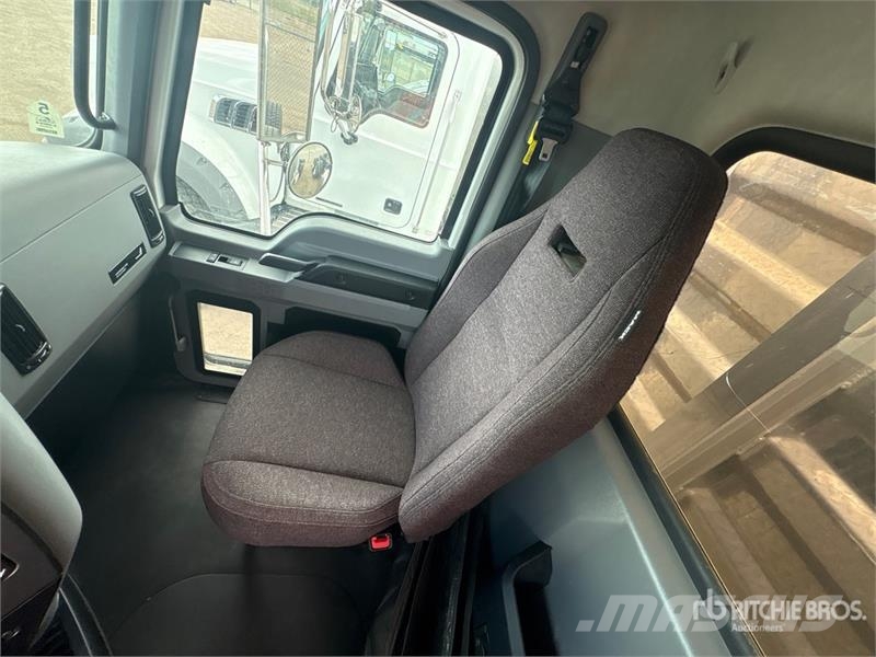 Mack GR64FT 6x4 T/A Day Cab Truck Tractor وحدات الجر