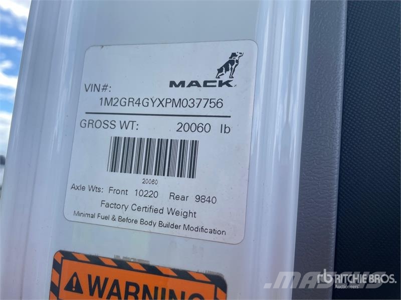 Mack GR64FT 6x4 T/A Day Cab Truck Tractor وحدات الجر