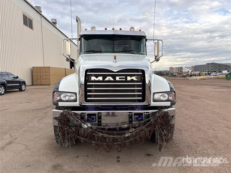Mack GR64FT 6x4 T/A Day Cab Truck Tractor وحدات الجر