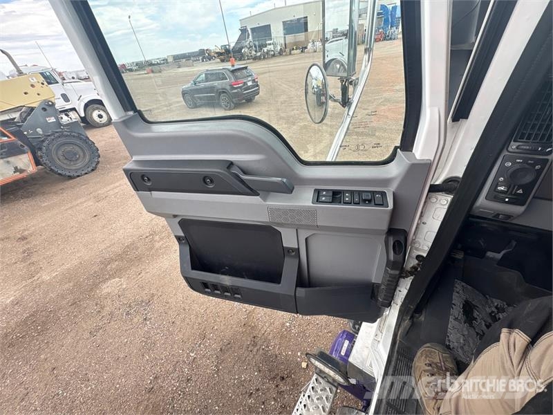 Mack GR64FT 6x4 T/A Day Cab Truck Tractor وحدات الجر