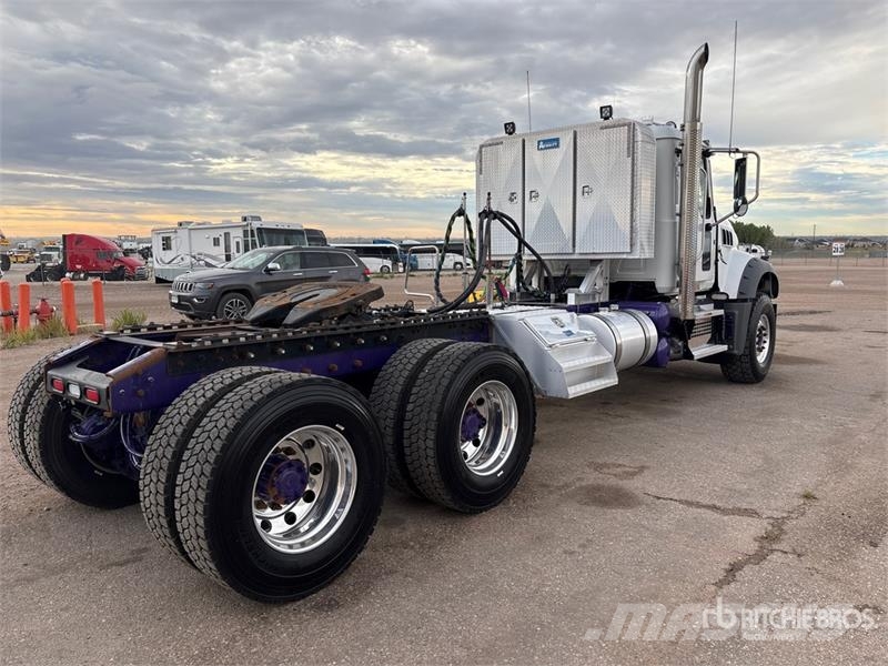 Mack GR64FT 6x4 T/A Day Cab Truck Tractor وحدات الجر