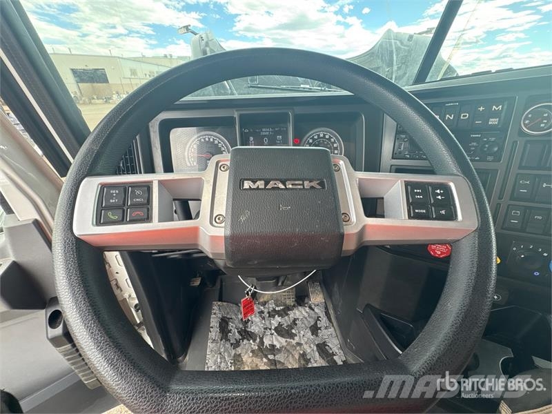 Mack GR64FT 6x4 T/A Day Cab Truck Tractor وحدات الجر