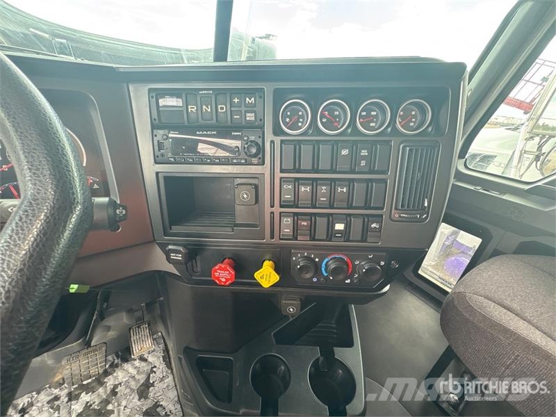 Mack GR64FT 6x4 T/A Day Cab Truck Tractor وحدات الجر