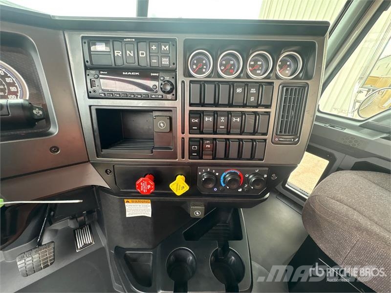 Mack GR64FT Granite 6x4 Granite Heavy Haul Roll-Off Tru Camion con cassone scarrabile