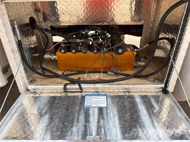 Mack GR64FT Granite 6x4 Granite Heavy Haul Roll-Off Tru Camion con cassone scarrabile