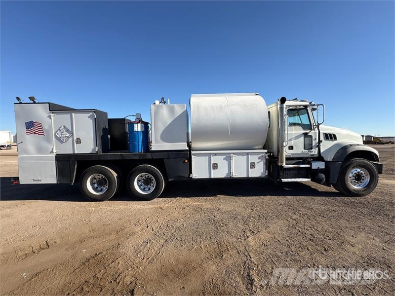 Mack GU433 6x4 Fuel and Lube Truck Вантажівки-цистерни